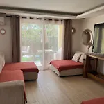 Avec Jardin, Presqu'ile De Giens Daire
