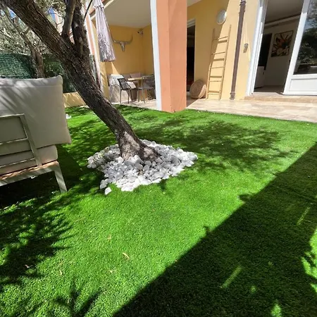 Avec Jardin, Presqu'ile De Giens Daire Hyères