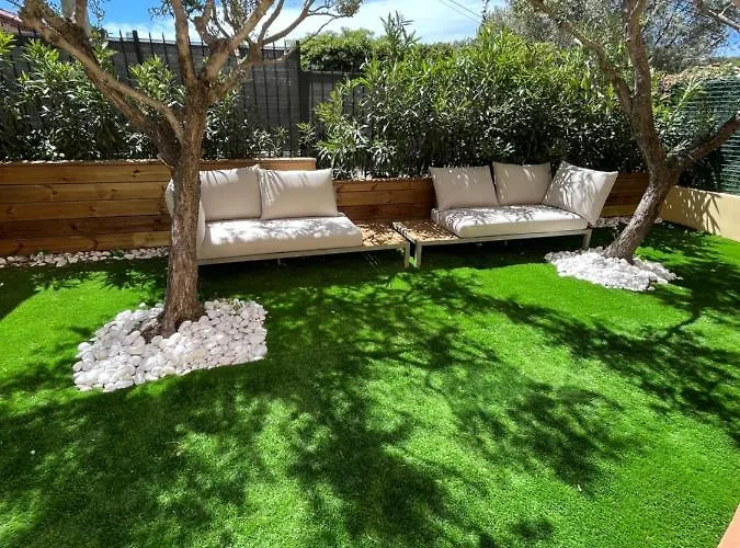 Avec Jardin, Presqu'ile De Giens