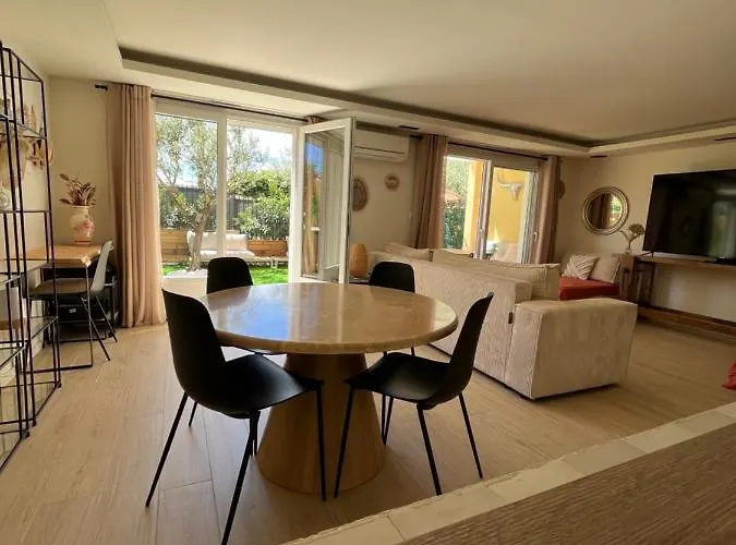 Avec Jardin, Presqu'ile De Giens *