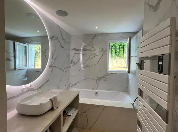 Avec Jardin, Presqu'ile De Giens *