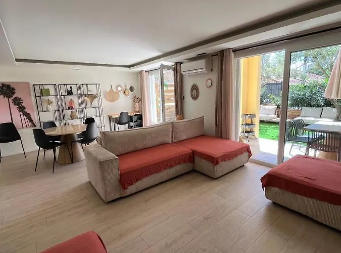 Avec Jardin, Presqu'ile De Giens *